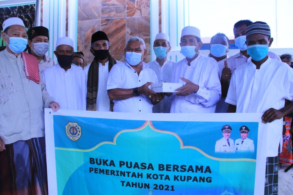 Pemkot Kupang Bagikan Takjil di Sejumlah Masjid