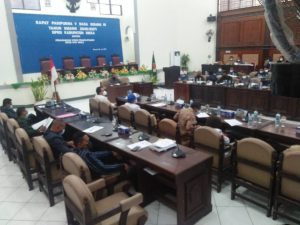 Sidang RDP Bersama Nakes Berakhir Ricuh, Frans Chinde Mengamuk Saat Pimpinan Menutup Sidang