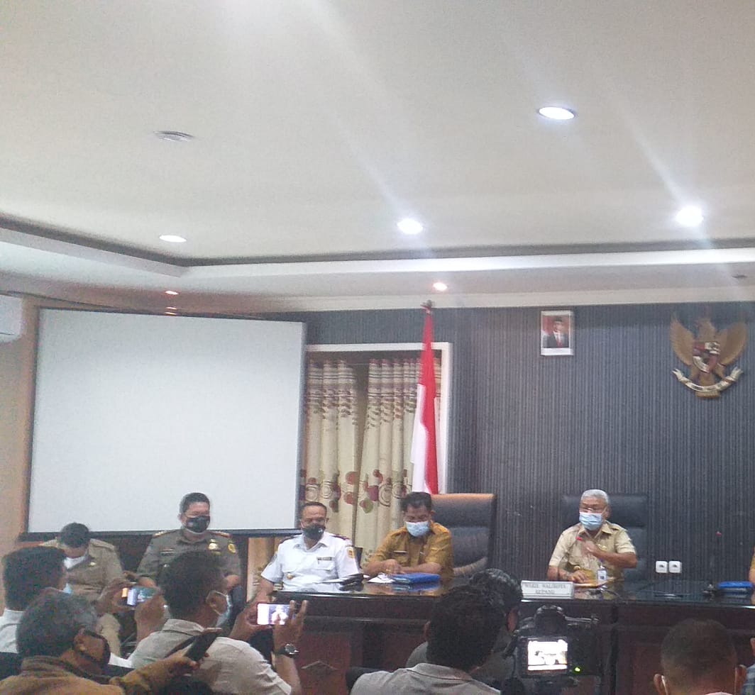 Wakil Walikota Kupang, dr. Hermanus Man dalam keterangan  pers di Aula Garuda, Kantor Wali Kota Kupang pada Senin (26/7/2021) terkait Pemberlakuan Pembatasan Kegiatan Masyarakat (PPKM) level IV di wilayah Kota Kupang