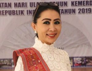 Julie Sutrisno Laiskodat Serahkan Bantuan Alsintan untuk Gapoktan Iliwuli