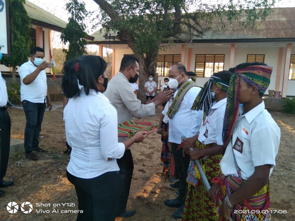 Kunjungi SMA N 1 Amabi Oefeto Timur, Linus Lusi: Sekolah Harus Menjadi Rumah kedua