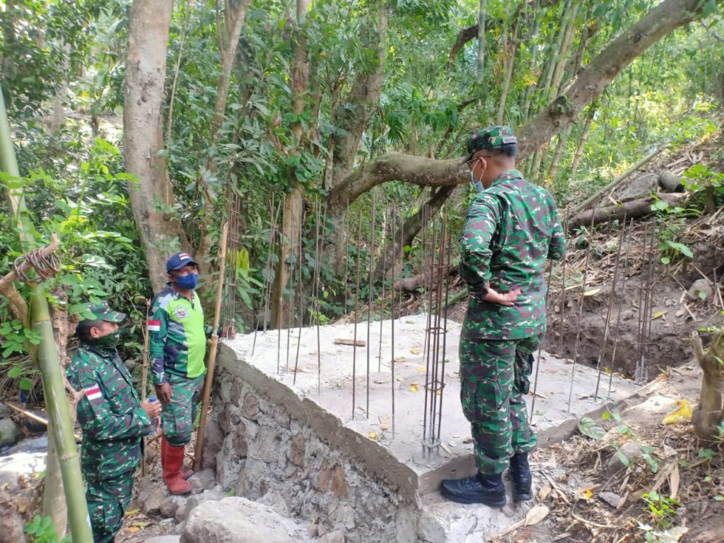 Kodim 1624/Flotim Bangun Pompa Hidran di Panama