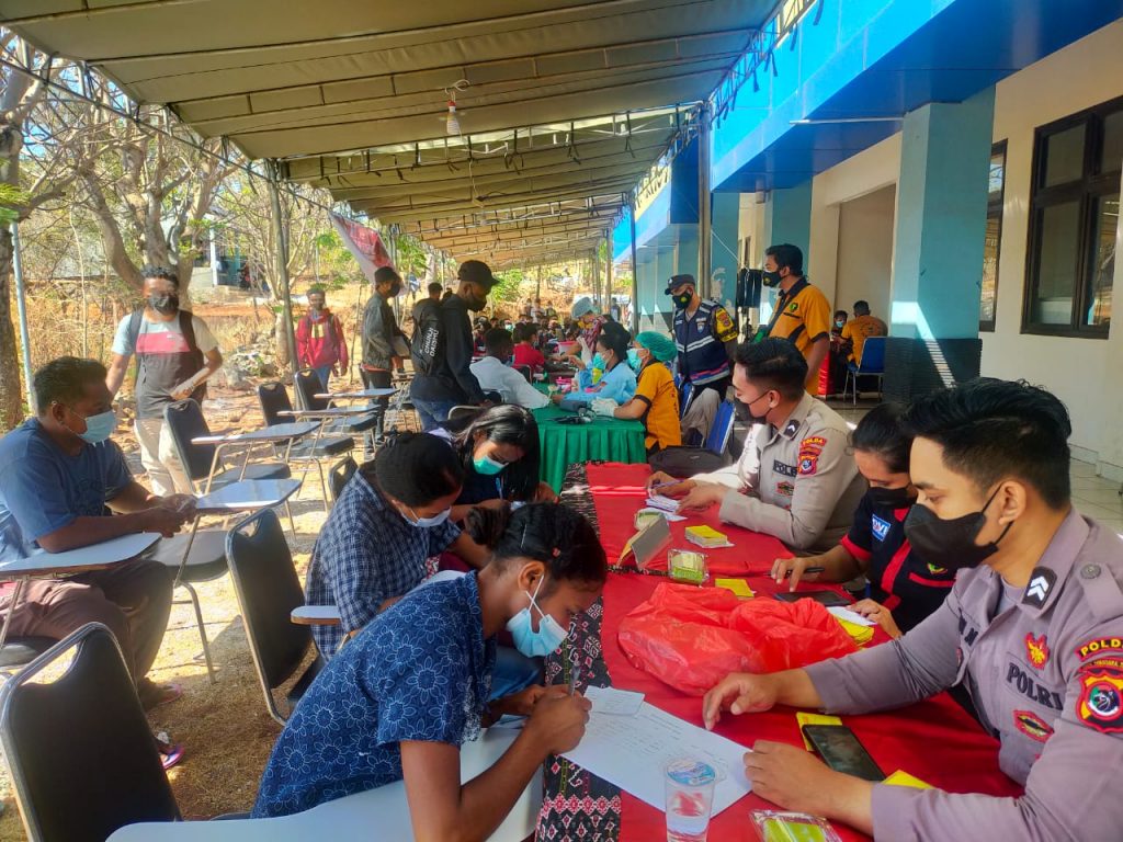 Sinergitas POLRI Bersama GAMKI NTT dan GMKI  Kupang Gelar Vaksin Merdeka Serentak di Kampus IAKN Kupang