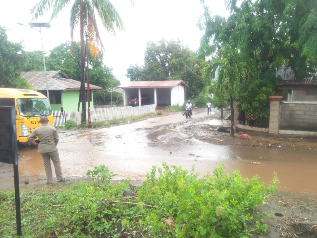 Buruknya Drainase, Hujan Genangi Jalur Rujab Wabup Flotim