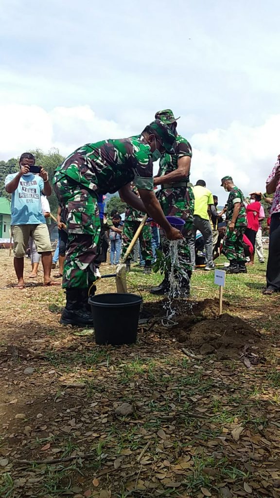 Dandim Flotim Tanam 300 Pohon Dukung Normalisasi Sungai Waiwerang-Waiburak