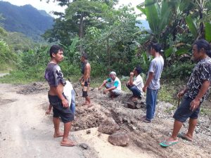 Karang Taruna Rana Mbata Perbaiki Jalan Provinsi yang Rusak Parah di Ruas Bealaing-Mukun-Mbazang