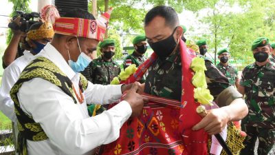 Penyambutan Danrem 161 Wira Sakti Kenakan Pakian Adat TTS