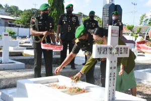 Puncak Peringatan Hari Juang TNI AD, Korem 161/WS Gelar Ziarah ke Taman Makam Pahlawan