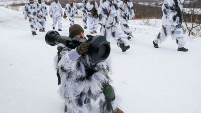 Pasukan Ukraina Berlatih Tembakkan Peluncur Anti-Tank di Tengah Ketegangan dengan Rusia