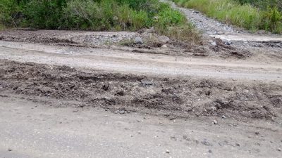 Dinas PUPR Manggarai Timur Biarkan Material Limpur Menggumpal di Jalur Menuju Kantor Bupati