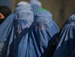 Pemerintah Taliban Pasang Poster Perempuan Afghanistan Wajib Tutup Aurat