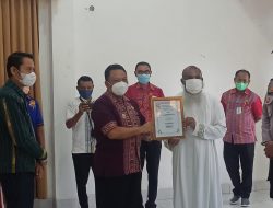 Bapenda NTT Serahkan Piagan Penghargaan Kepada yang  Sadar PKB di Malaka