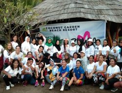 Ibu Ibu di Sikka Happy Dance  Dalam Acara Zumba Beach Party