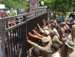 Aktivis PMKRI Demo Tolak Geothermal Wae Sano, Pintu Gerbang Kantor Bupati Manggarai Barat Ditutup