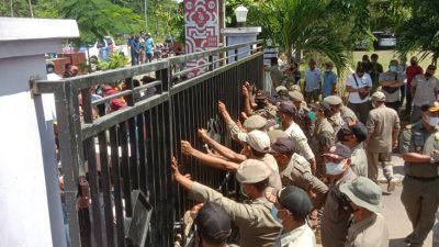 Aktivis PMKRI Demo Tolak Geothermal Wae Sano, Pintu Gerbang Kantor Bupati Manggarai Barat Ditutup