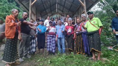 Patris Lali Serahkan Bantuan Bibit Ayam Petelur Bagi Kelompok Tani