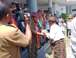 Diantar Tokoh Adat dan Kader PAN, Calon Wakil Bupati Matim, Heremias Dupa Daftar di DPRD