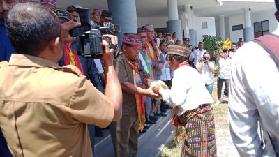 Diantar Tokoh Adat dan Kader PAN, Calon Wakil Bupati Matim, Heremias Dupa Daftar di DPRD