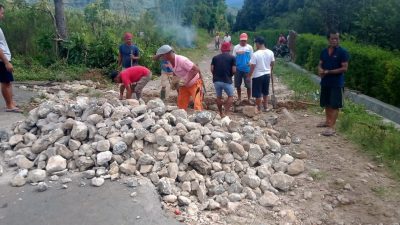 Warga Wejang Raci Matim Gotong Royong Perbaiki Jalan