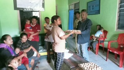 Boni Lerek Salurkan Bantuan Telur bagi Anak Stunting di Oinlasi TTS