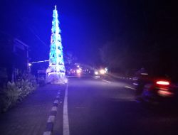 Semarak Baliho Ucapan dan Warna Warni Pohon Natal Hiasi Kota Larantuka