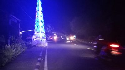 Semarak Baliho Ucapan dan Warna Warni Pohon Natal Hiasi Kota Larantuka